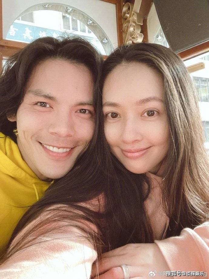 向佐郭碧婷甜蜜约会,夫妻俩乘地铁出行,吃平价餐馆超接地气_小两口
