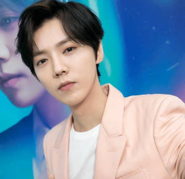 鹿晗被指"发福"后再亮相,生图脸上肉肉不少,腿却细的像麻杆_活动_状态