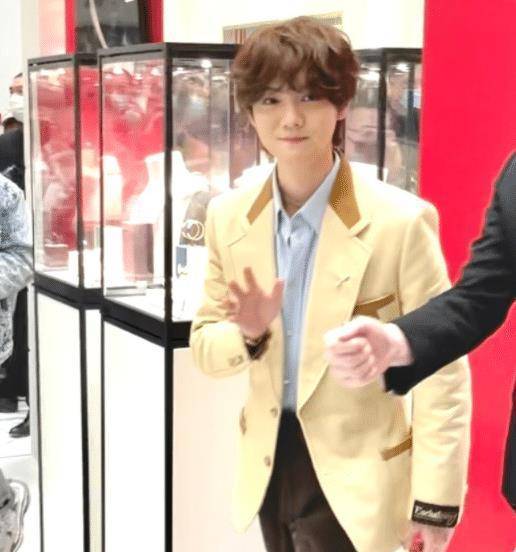 鹿晗被指"发福"后再亮相,生图脸上肉肉不少,腿却细的像麻杆_活动_状态