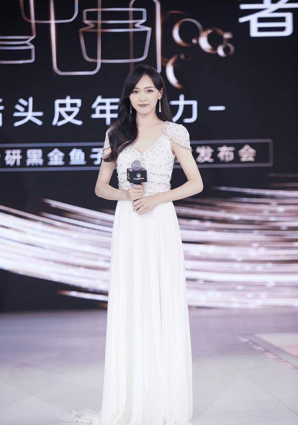 拥有170 身高的唐嫣身材让人羡慕,当她穿上了黑白配的束腰连体裤之后