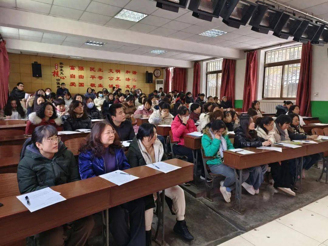 会议伊始,安稳办主任闫军同志对教师假期值班工作进行了总结,强调了新