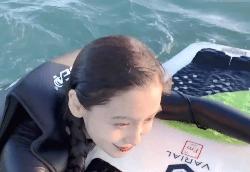 杨颖发布冲浪vlog,低马尾辫子少女感十足,时尚却暴露真实身材_状态