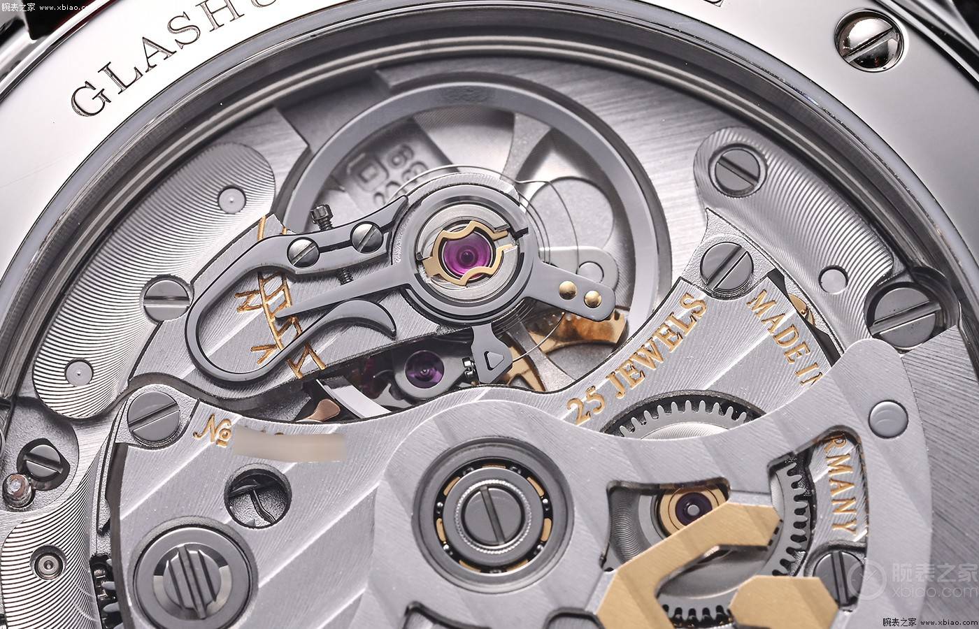 (鹅颈微调装置)(带双g标识的镂空摆陀)从装饰上看,39-22自动机芯具备