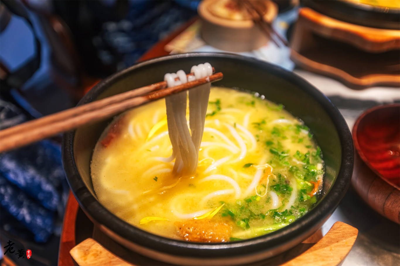 云南饕餮盛宴:细品过桥米线,感受云南美食魅力_食材_高汤_秀才