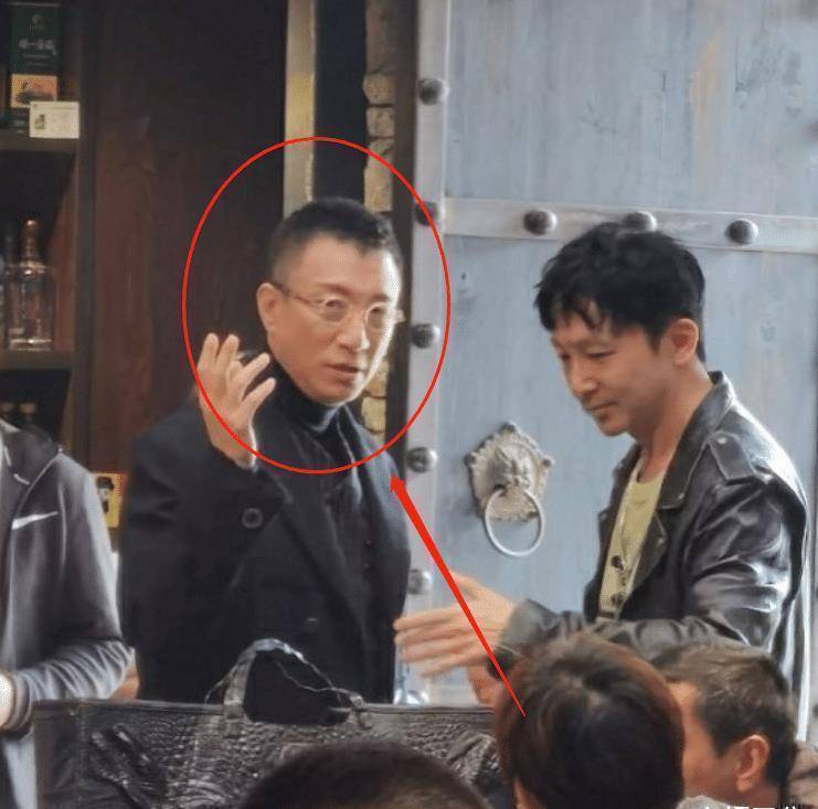 张艺兴新剧路透来袭,与孙红雷同框出镜引关注,这下收视不用愁了_电视