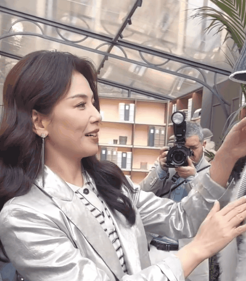 刘涛大饼脸"人间尤物"?看她和胡杏儿合照,答案揭晓!_造型_状态_时尚