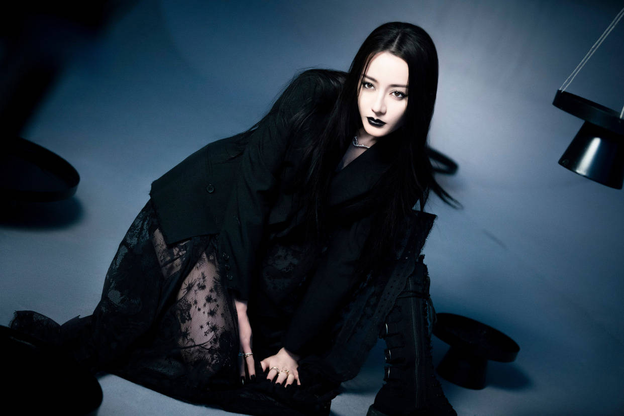 迪丽热巴暗黑骑士杂志封面,3套迪奥高定,黑唇魔女妆好霸气!_风格_大片