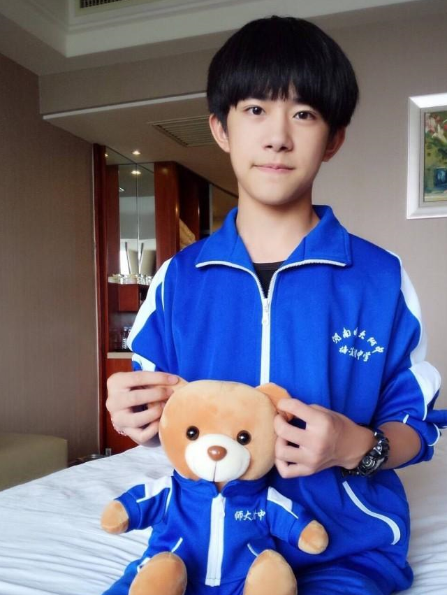 易烊千玺个性栗子头照样乖巧_头发_时尚_紫色