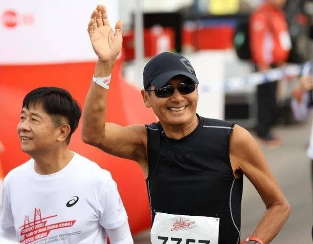 68岁周润发近照"吓人",手臂皮包骨全是疙瘩,晚年患糖尿病_马拉松_生命