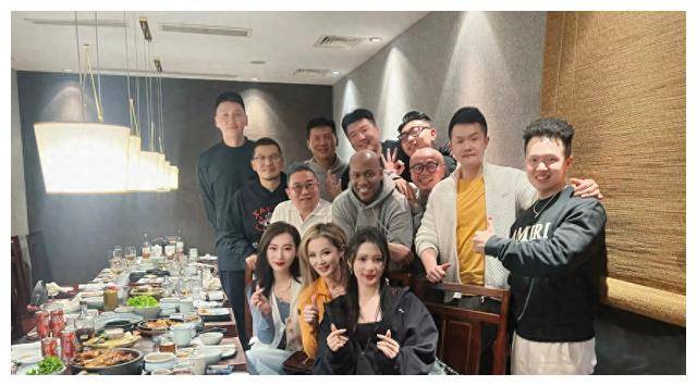 马布里47岁生日聚会,孙悦全新女友曝光,酷似陈露,长腿吸睛.