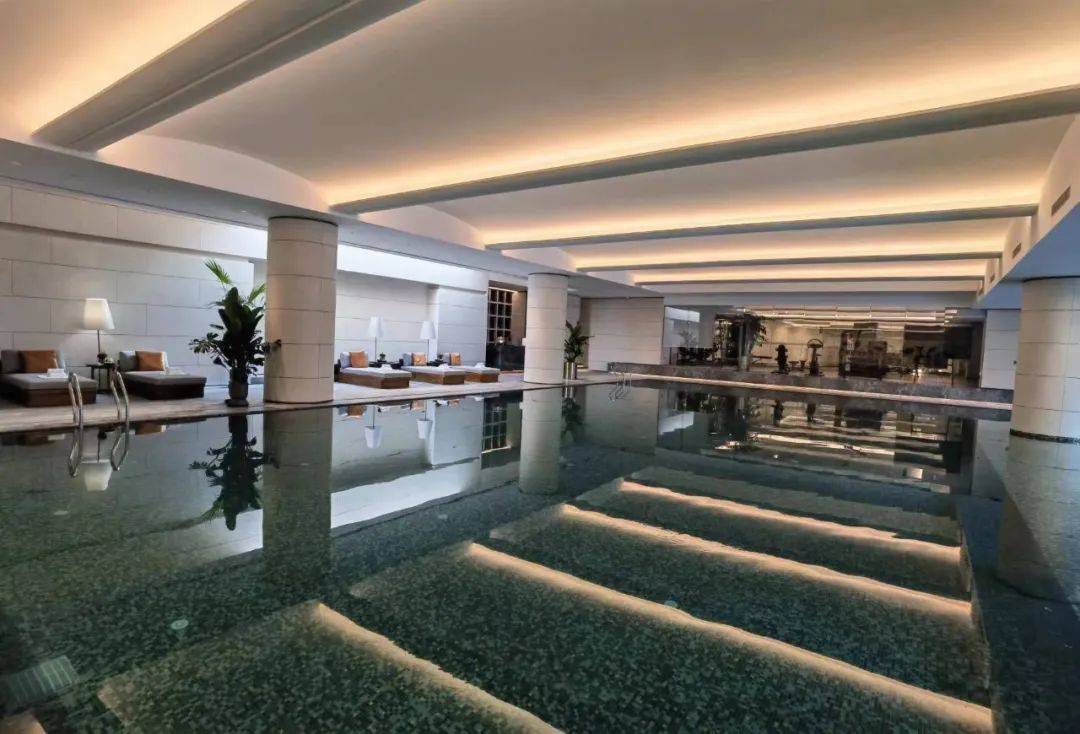 目前营销中心,会所都已实景呈现,不能说和效果图一模一样,但也基本