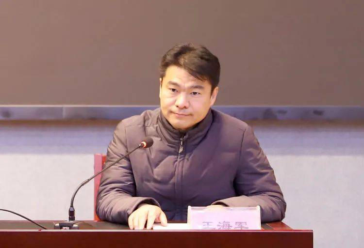 副校长王海军针对学生的调查问卷进行数据分析,梳理问题,剖析症结