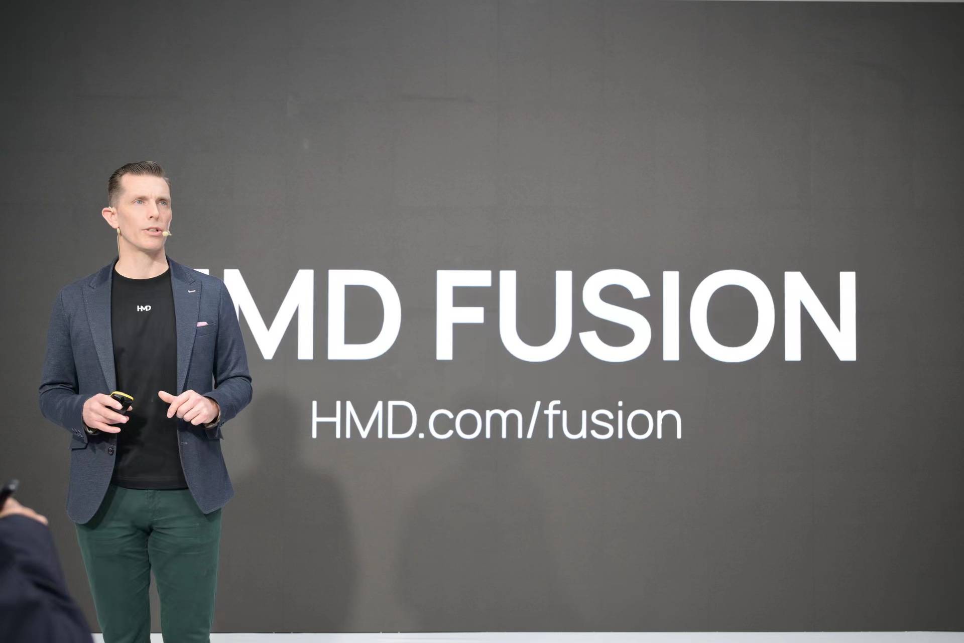 闷声整大活,hmd摆脱诺基亚之后和芭比娃娃搞联名了??_手机_fusion_发