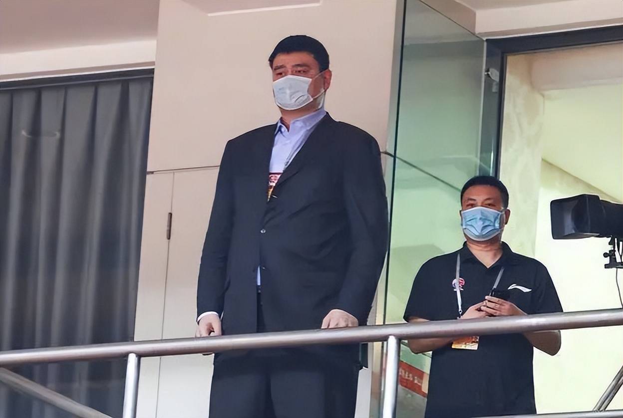 日本疯狂庆祝赢男篮,赵继伟登上报纸成背景,标题刺痛姚明乔大帅_中国