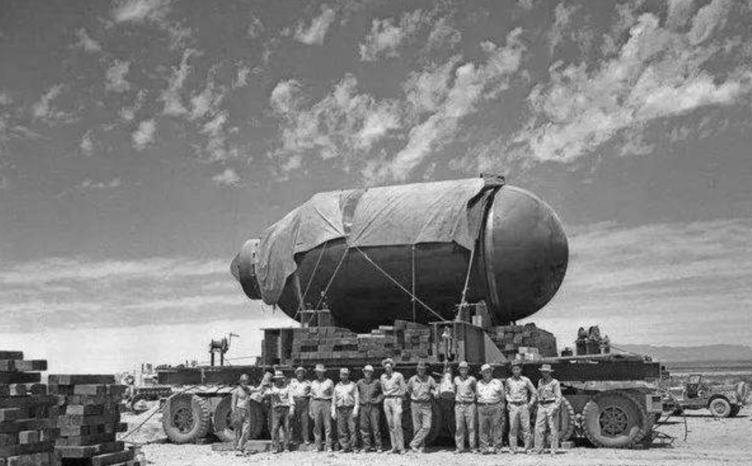 就拿二战时美军在日本广岛投下的原子弹来说吧,虽然这颗原子弹最终