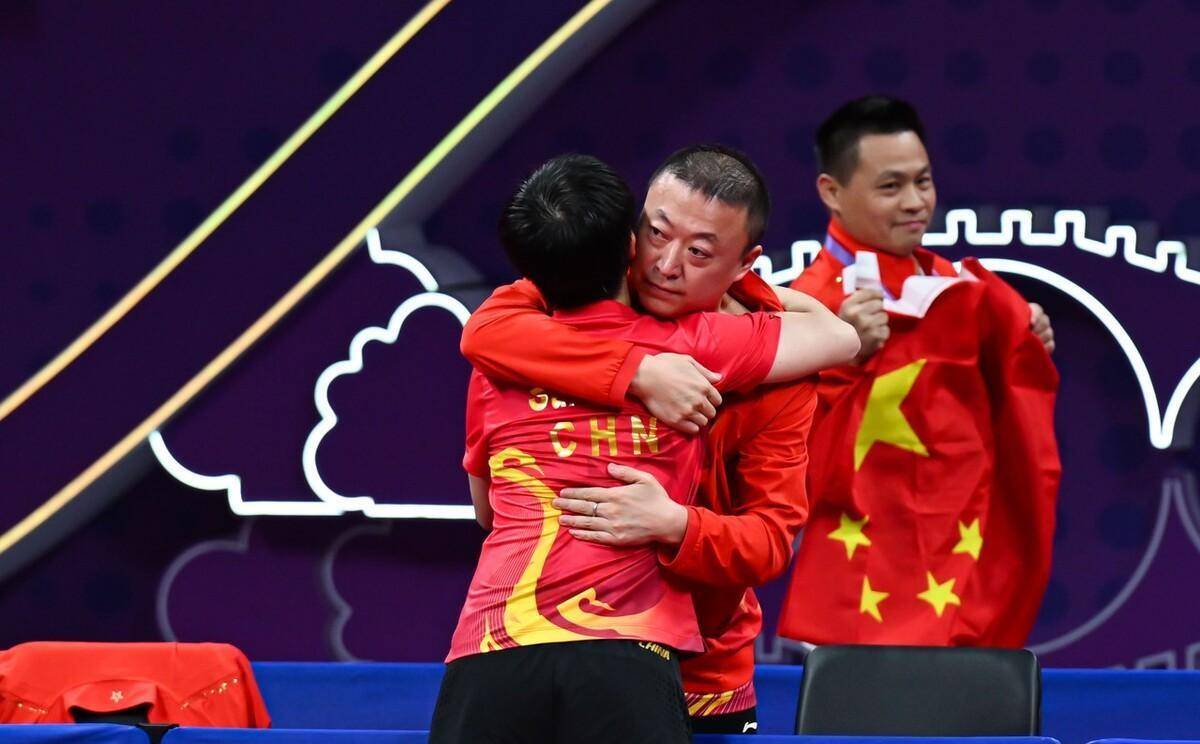 有谁注意到:夺冠那一刻,马琳又拥抱了孙颖莎,小恶魔是他的福星_国乒