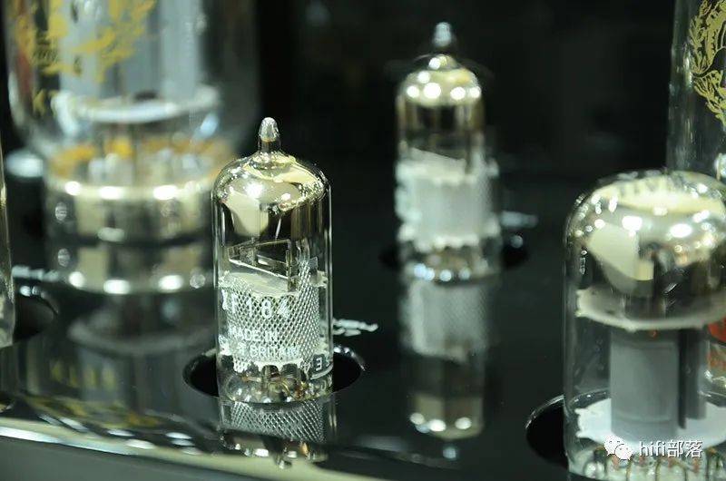 26 kg尺寸:430 (宽) x 215 (高) x 380 (深) (mm)s/n 比:90db thd