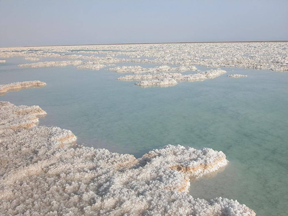 后来为了储存钾盐卤水,挖掘了巨大的人工湖,从此原有的荒漠变成了一眼