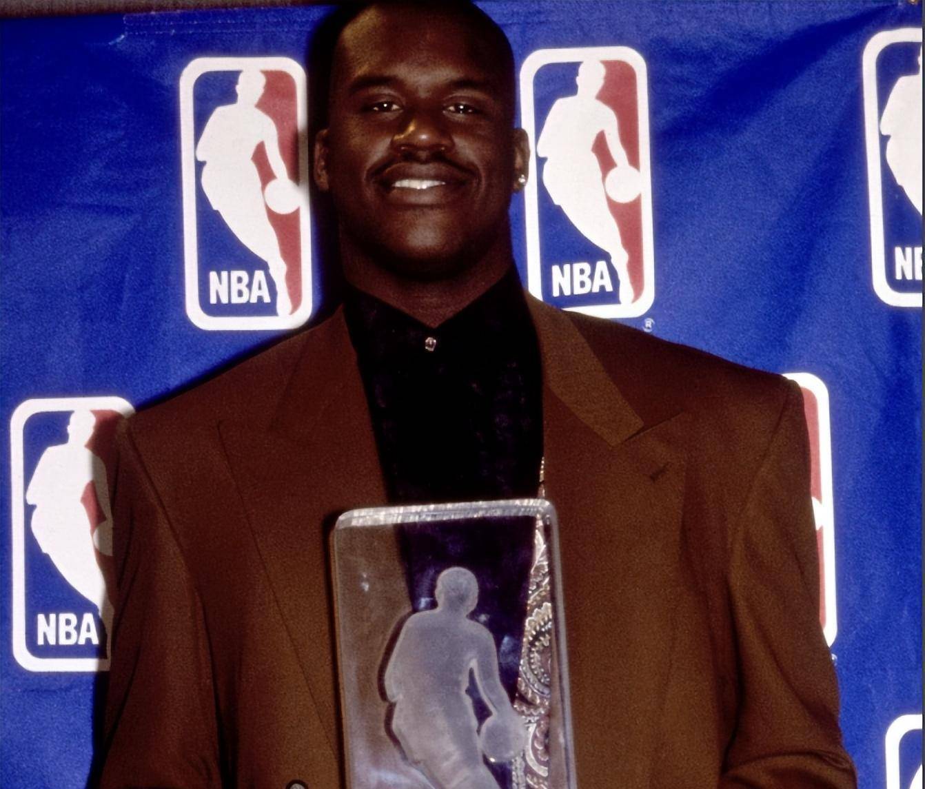 nba仅4人做到,1人30队退役球衣_沙奎尔奥尼尔_赛季_湖人