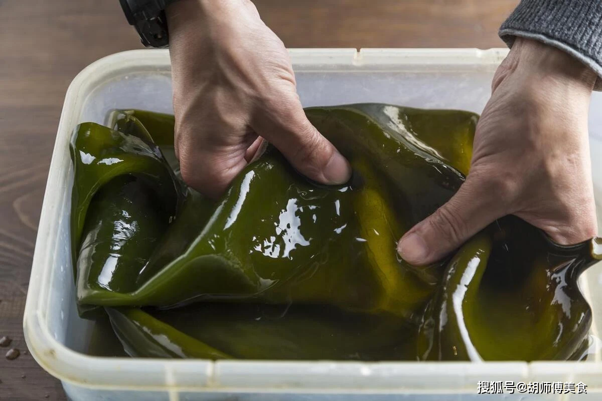 泡海带时,只加水是不行的,多加一勺"它",10分钟泡好还没腥味_表面