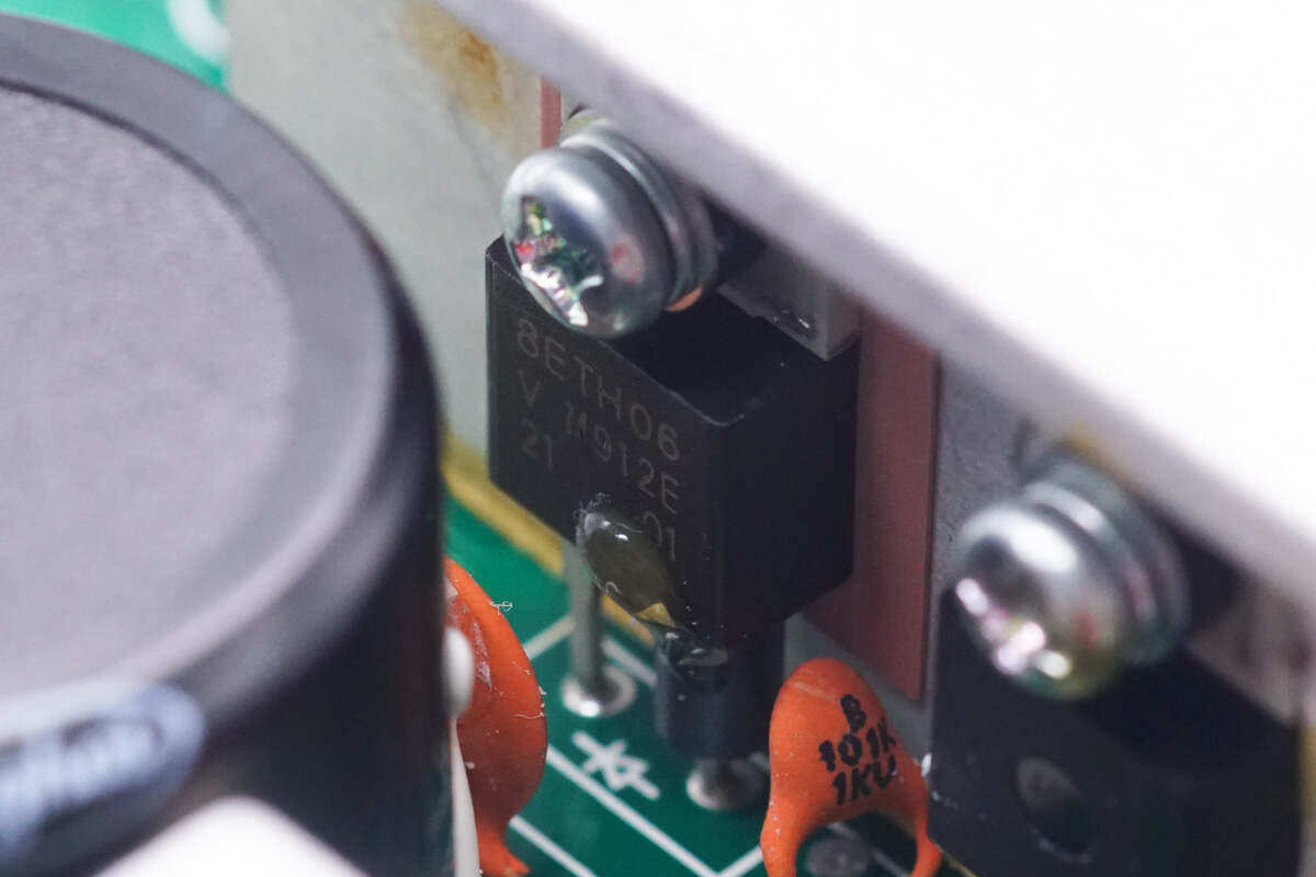 pfc整流管来自威世,型号8eth06,规格为8a 600v,采用to-220ac 2l封装.