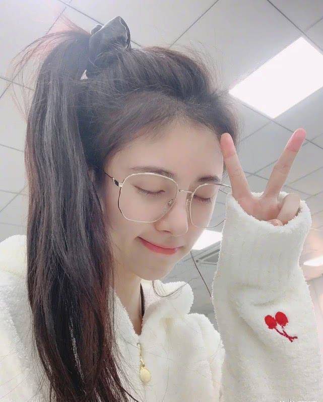 鞠婧祎素颜自拍,开"十级"磨皮,连鼻子都"磨"到看不出来了