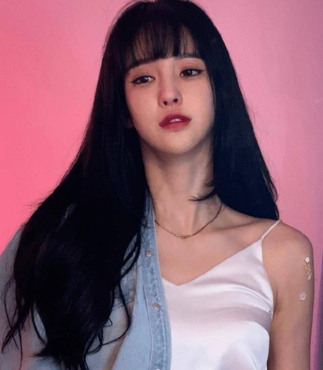 而她的五官在镜头前,也是非常的难看,不过素颜的潘南奎,却与艾比有着