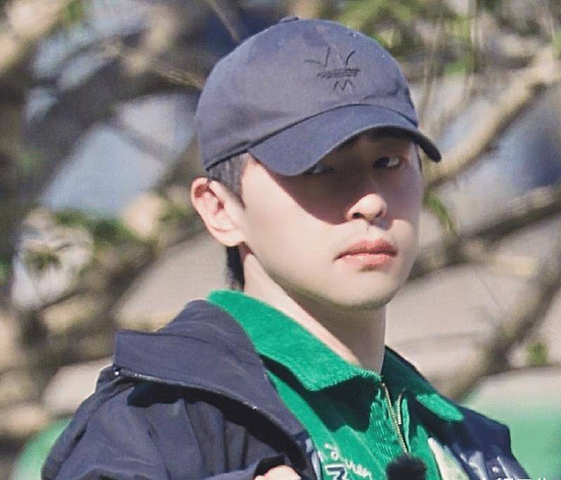 《极限挑战7》路透:邓伦素颜出镜太惊艳,但身材比例"翻车"了_化妆