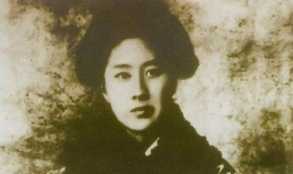 "巾帼英雄"秋瑾牺牲时32岁,留下一儿一女,儿子成湖南首富!