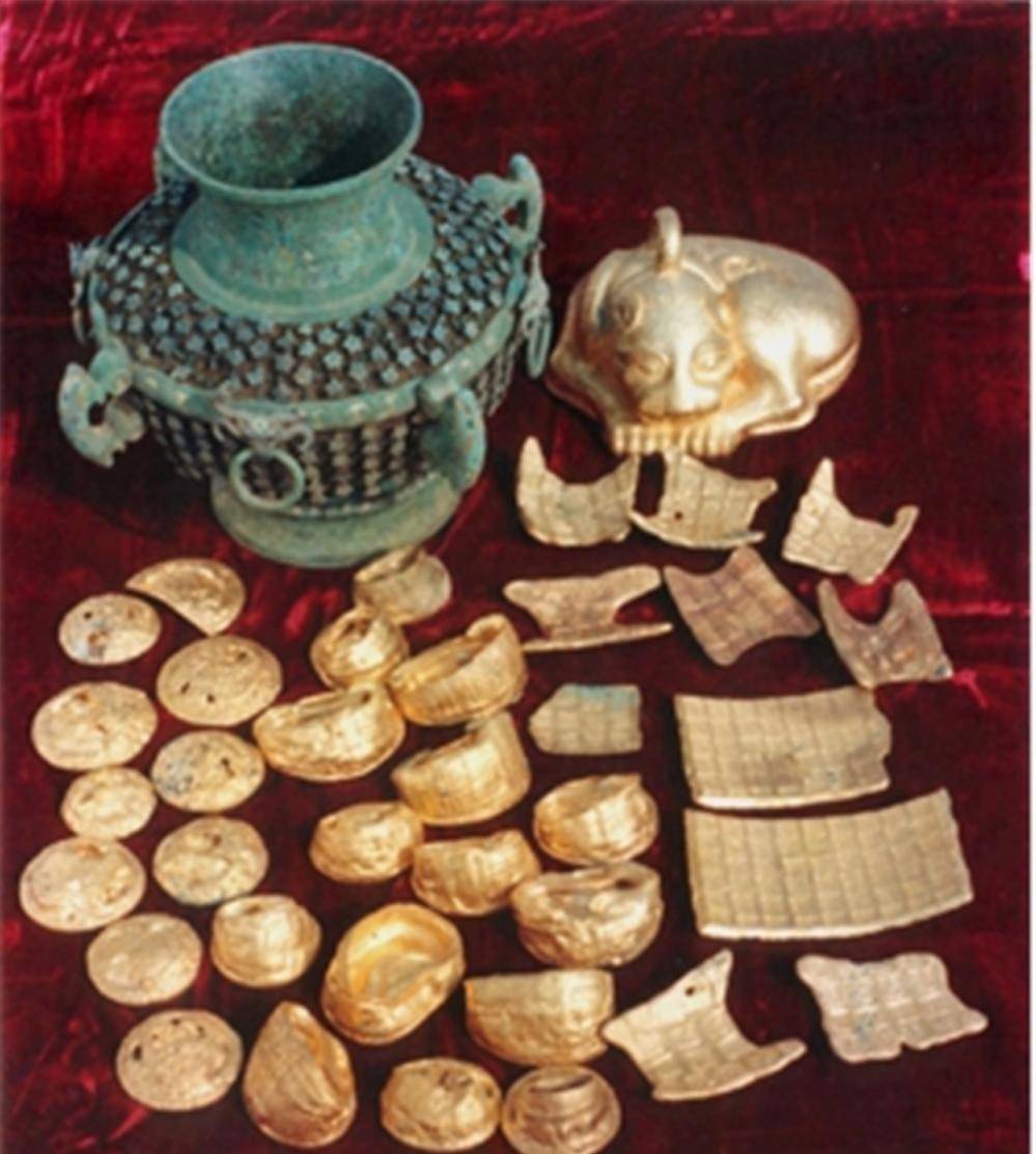 但好在方壶没有陈璋圆壶珍贵,它的壶身上铭文少了