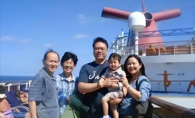 后来女儿长大后,丁尚彪成功把女儿送到了美国去留学.