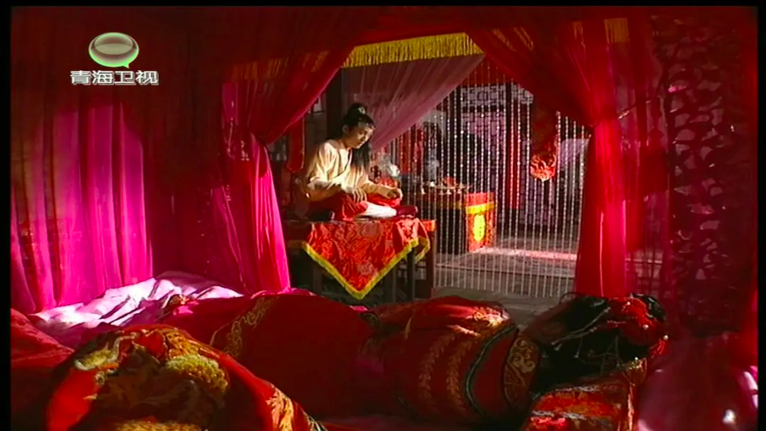 屋内有珠帘,充满粉红泡泡.婚房的布置温馨周到.