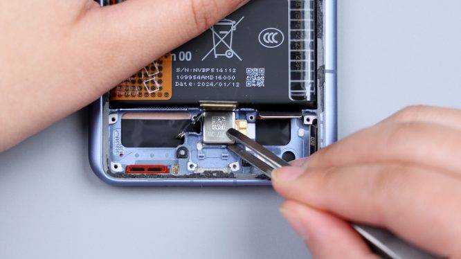 小米14 ultra首发拆解:把"老瓶装新酒"玩出新高度_盖板_金属中_散热