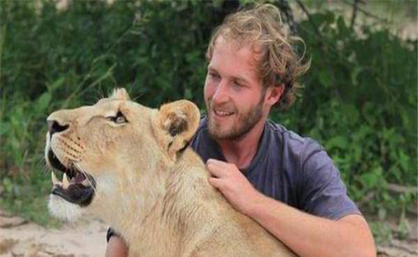 非洲人是怎么驯服鬣狗的?看完满满的心酸,镜头记录全过程!