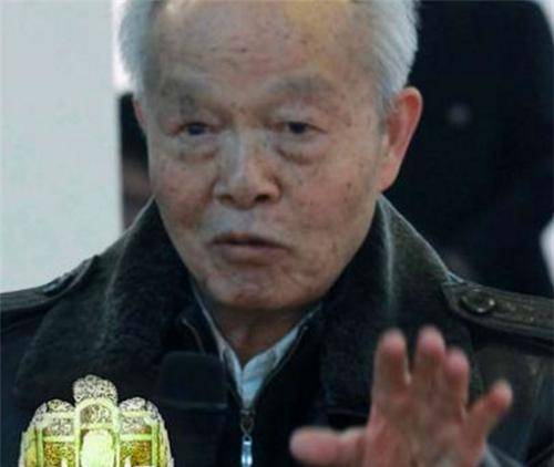 挂在周南泉身上的头衔不可以说不显赫,他是故宫博物院研究员,《艺术品