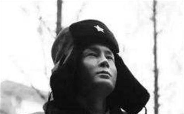 小伙整容成雷锋模样做公益,如今妻子走了,独自养两个