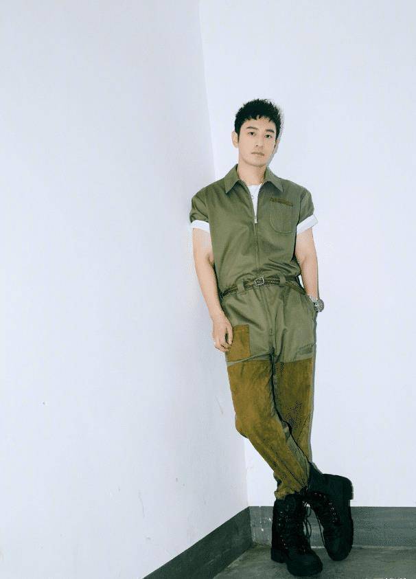 黄晓明瘦20斤后现身机场,西装裤松松垮垮满是褶,清爽干净不油腻_look