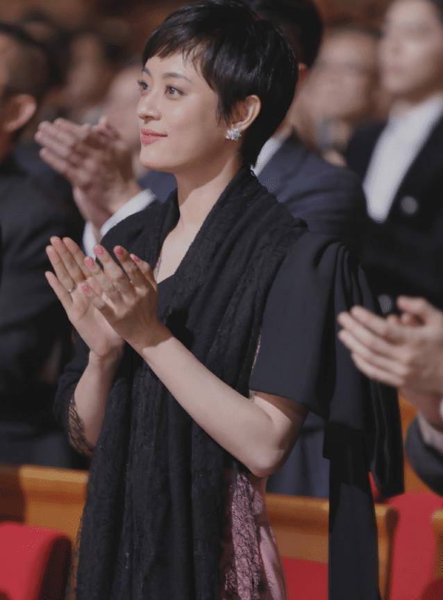 裙身下半身粉色系颜色的出现更多是让孙俪本身的真实年纪得到一个隐藏