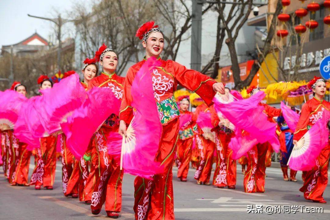 神木市秧歌队横山区秧歌队表演以老腰鼓为主,分文,武两种.