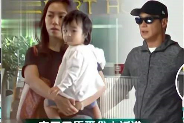 56岁黎明携妻女亮相引轰动,小19岁娇妻身材丰腴很旺夫,女儿五官精致很