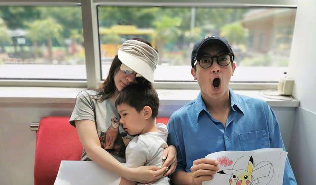 霍思燕带儿子外出吃饭,嗯哼主动背包太贴心_妈妈_杜江_节目