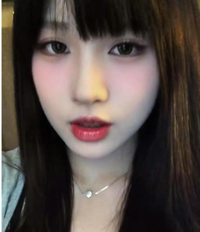 如今18岁了,真是女大十八变,越来越好看了,2月26日,"小苹果"在个人