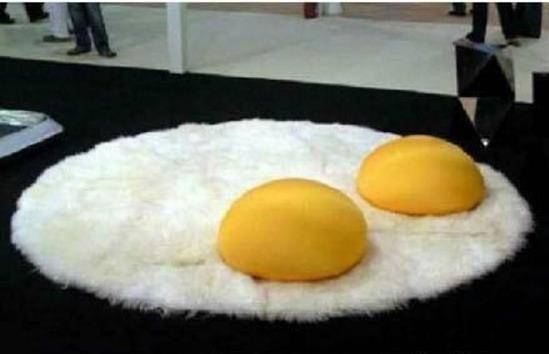 这么可爱的煎蛋地毯,我真的是不忍心下脚!