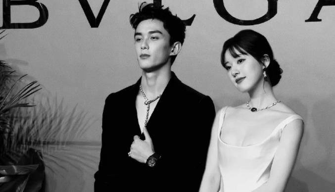 明星红毯尴尬场面:赵露思身材贴露了,章子怡险些绊倒,吴露cp来了_吴磊