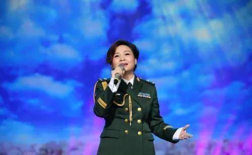 21岁的李琼凭借一首《山路十八弯》成为了当年家喻户晓的女歌手之一