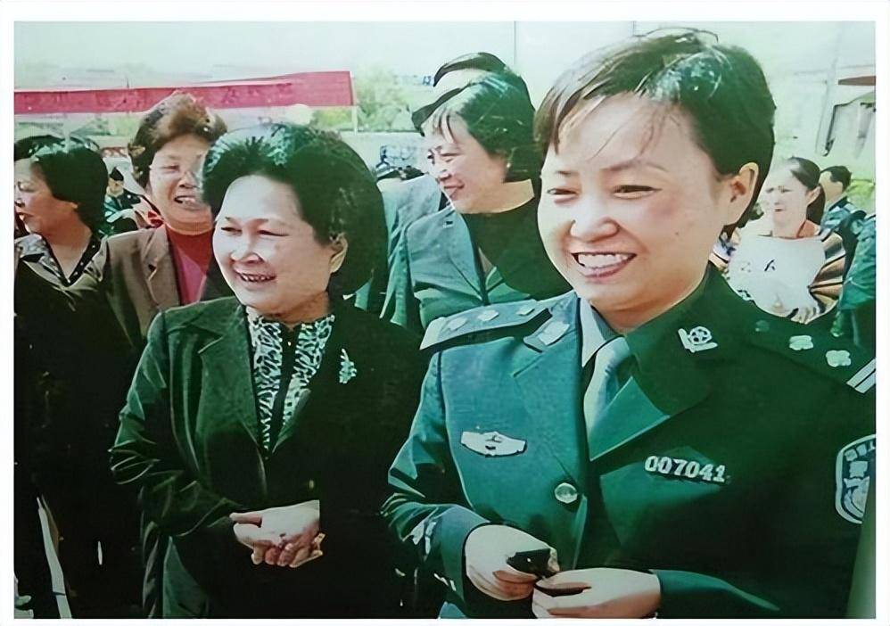 任长霞丈夫,45岁去世后与妻子合葬,他们唯一的儿子生