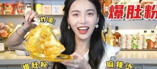 小贝一开始做的是美食博主,经常去探店打卡,向大家分享美食.