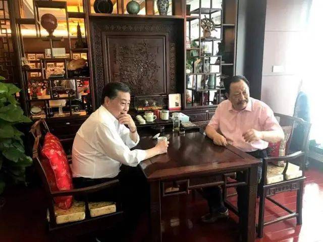 (以上图片均来自网络,侵删)"去宗庆后的办公室看望,一进门,就看见