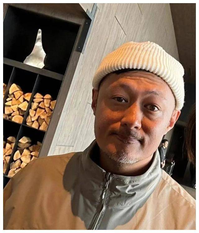 余文乐演春娇与志明时,颜值就下滑严重,余文乐长着一张花心脸,表情