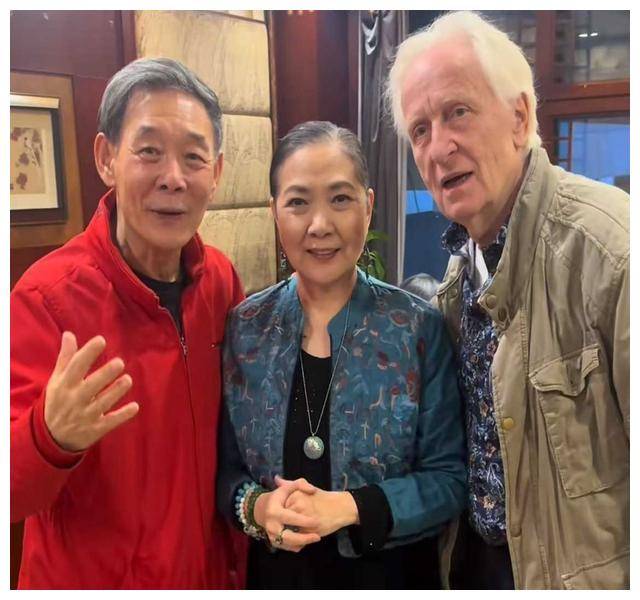 老戏骨齐聚,沈丹萍携外籍老公惊艳现身,宋晓英影后彰显魅力_孙桂田